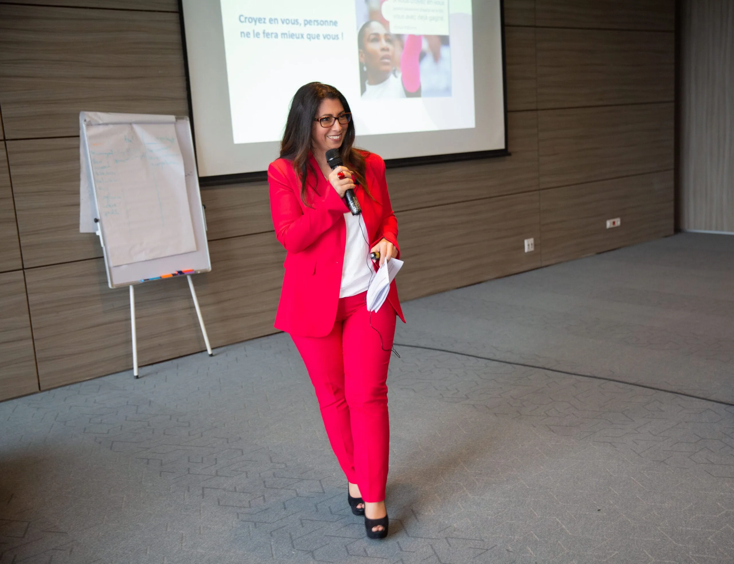 Photo d'Alexandra Paul lors d'une conférence à Abidjan